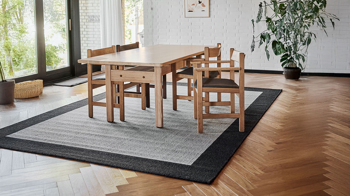 t&aelig;pper til under spisebordet