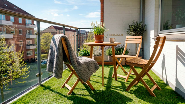 Stort udvalg af gr&aelig;st&aelig;pper og kunstgr&aelig;s til altanen